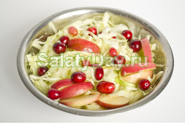 Салат из свежей капусты с яблоком