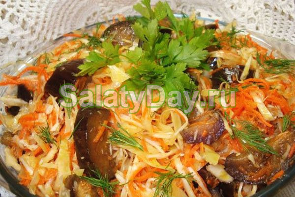 Салат из свежей капусты с баклажаном и перцем на зиму