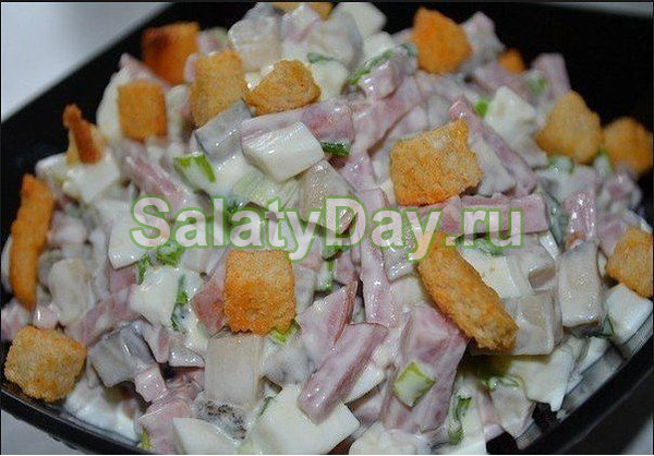 Пикантный салат с сухариками