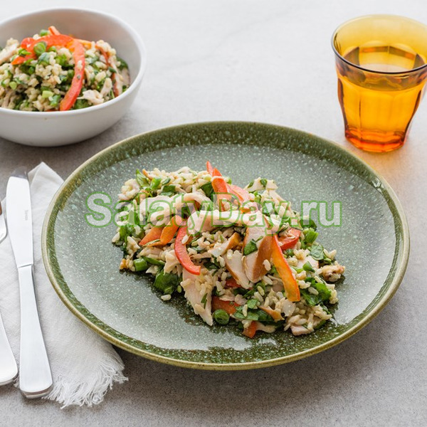 Копченый куриный салат с коричневым рисом
