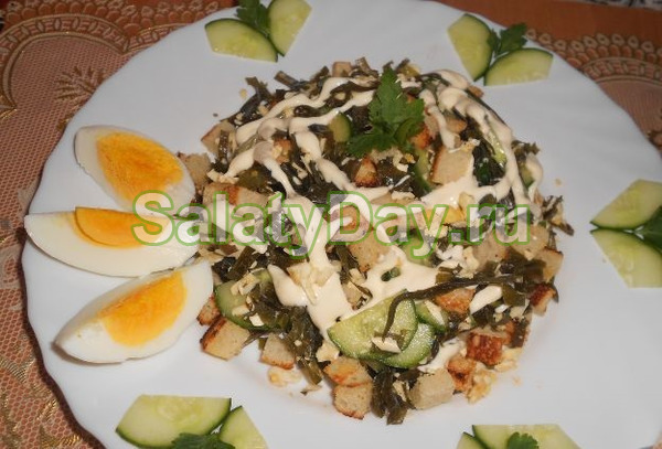 Салат с морской капустой и сухариками