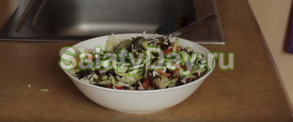 Салат из морской капусты с овощами