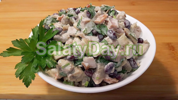 Теплый салат с куриной печенью и помидорами