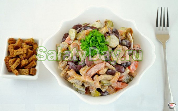 Сытный салат из куриной печени