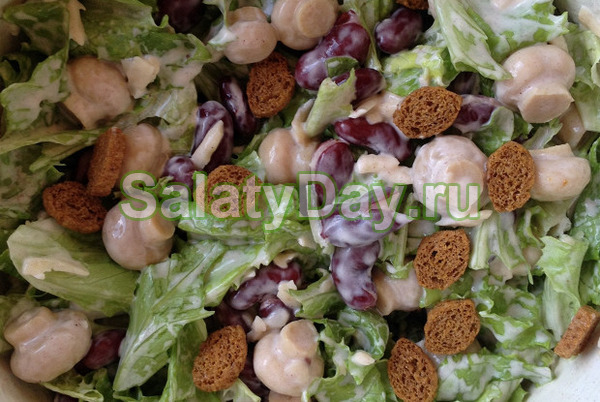 Салат из куриной печени и печеной груши