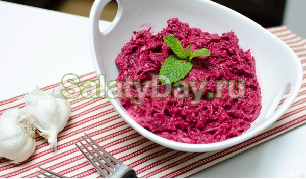 Салат со свеклой и чесноком