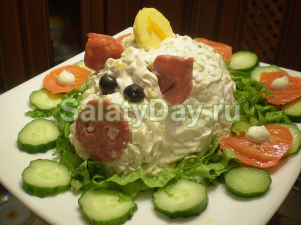 Салат в виде свиньи с курицей, орехами и черносливом