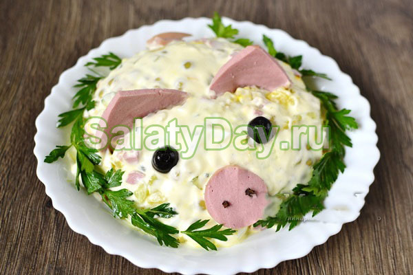 Салат в виде свиньи на Новый год с грибами, сыром и солеными огурцами