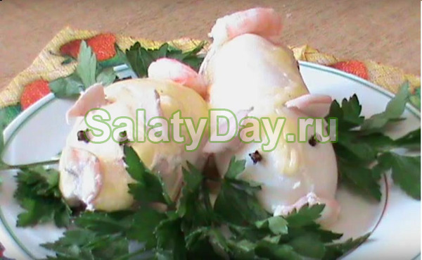 Салат в виде свиньи на Новый год с кальмарами и креветками