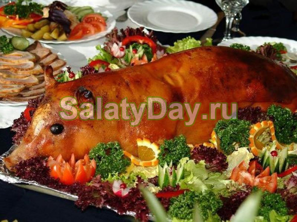 Салат из грибов, яиц и лука в поросенке на новогоднем столе