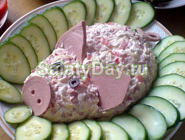 Салатик &laquo;Счастливая свинка&raquo; с ветчиной, помидорами и яйцом