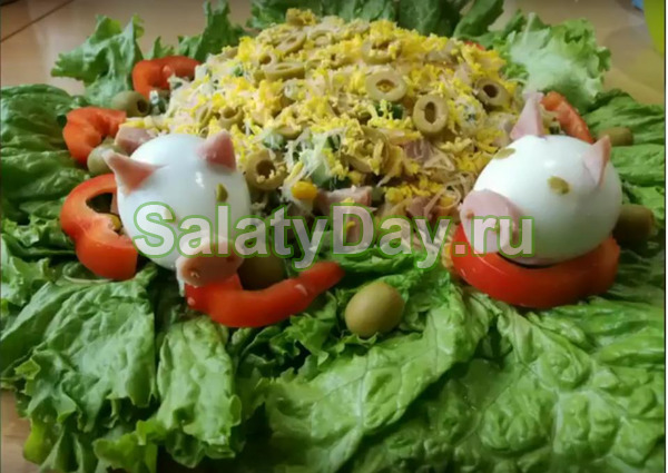 Салат &laquo;Свинка в огороде&raquo; с ветчиной, сладким перцем, огурчиками и кукурузой