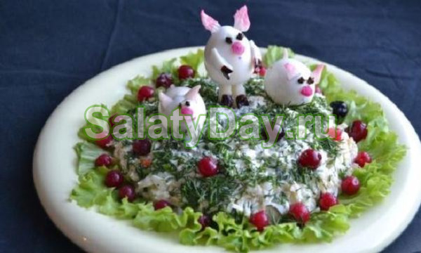 Салат &laquo;Три свинки на поляне&raquo; с куриным мясом, яблоками, редиской