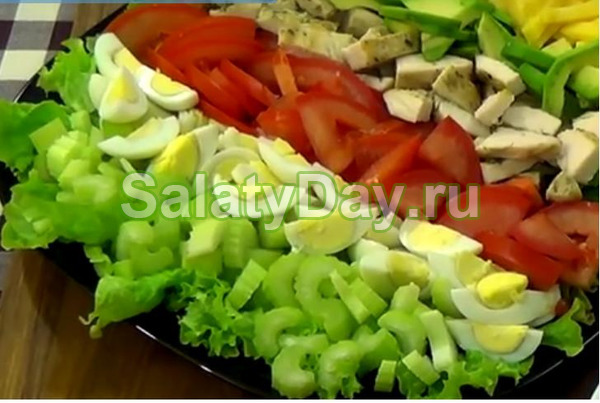 Салат «Кобб» с перепелиными яйцами, курочкой, мёдом