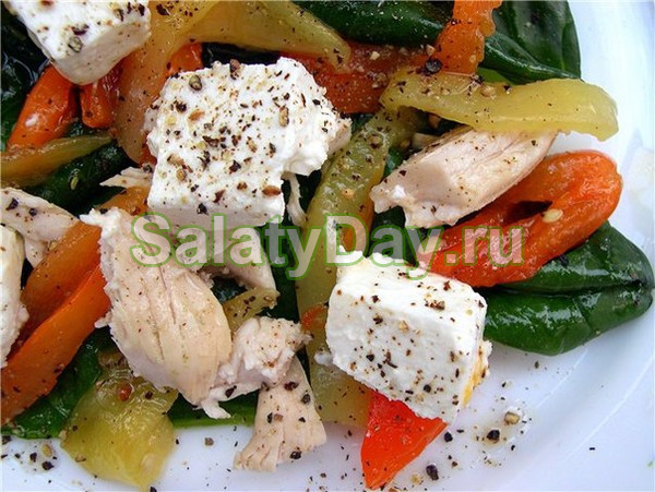 Салат с сухариками, курицей, моцареллой, помидорами, перчиком болгарским