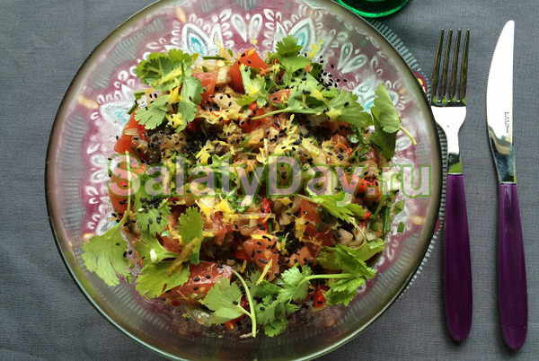 Пикантный салата с кунжутом и кинзой