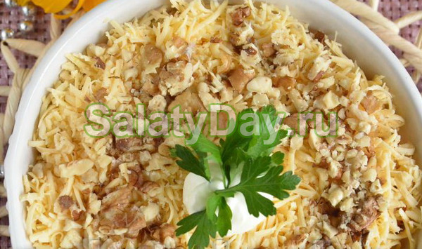 Салат с куриным филе, ананасом и грецкими орехами