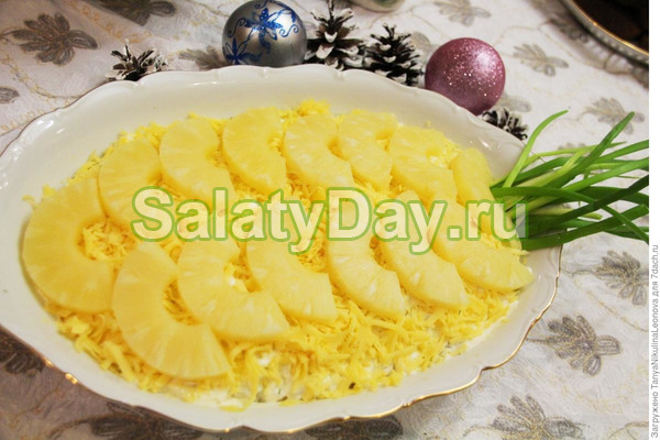 Салат слоеный с куриной грудкой, ананасом, яйцами, сыром и маринованным луком