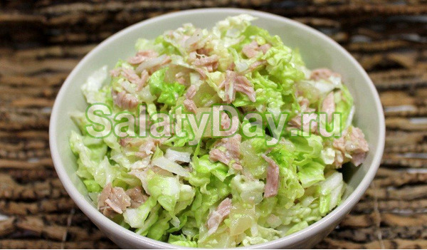 Салат с куриным копченым филе, ананасом, сыром и пекинской капустой