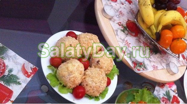Закуска с курицей, ананасами, сыром и оливками для праздничного стола