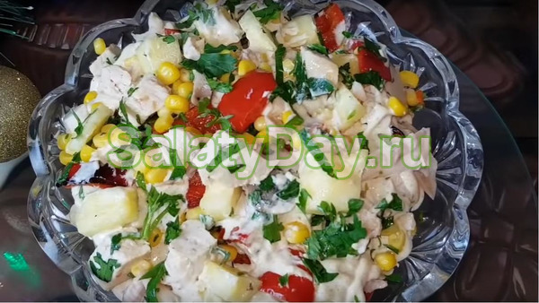 Необычный салат курица со свежими ананасами, болгарским перчиком и пряным соусом