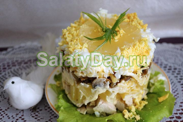 Салат с куриным филе, ананасом, яйцами, грибами и картофелем