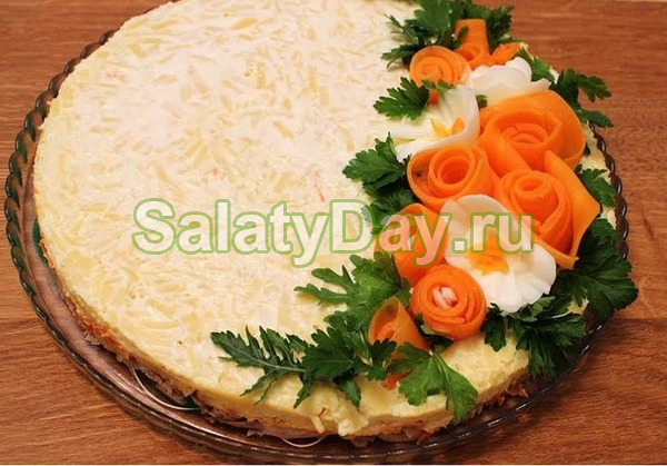 Праздничный салат с курицей, ананасами, морковью, сыром