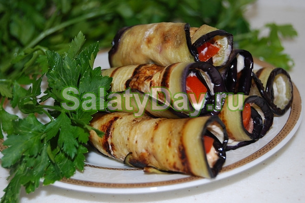 Баклажанные рулетики с сыром и томатами