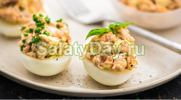 Сытные фаршированные яйца с курицей