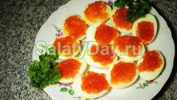 Яйца фаршированные с икрой