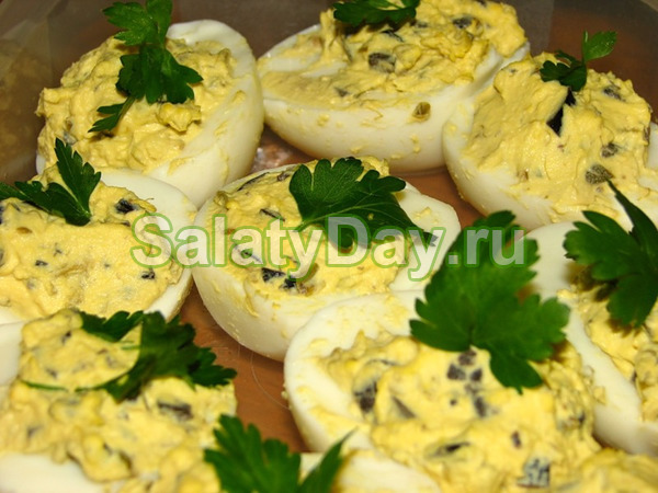 Пикантные фаршированные яйца с каперсами и анчоусами