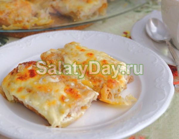 Блины с мясом под сметаной и сыром в духовке