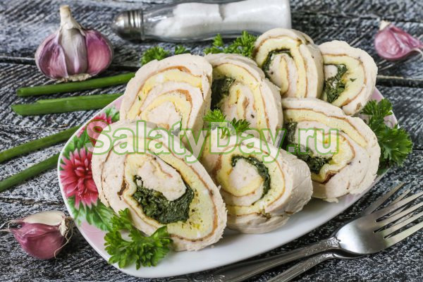 Нежный рулет из курицы с омлетом
