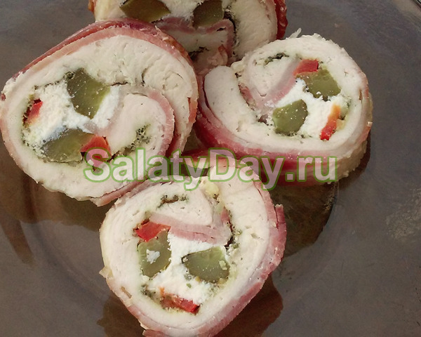 Праздничный куриный рулет с беконом