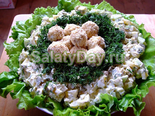 Салат «Гнездо глухаря» с куриной отварной грудкой