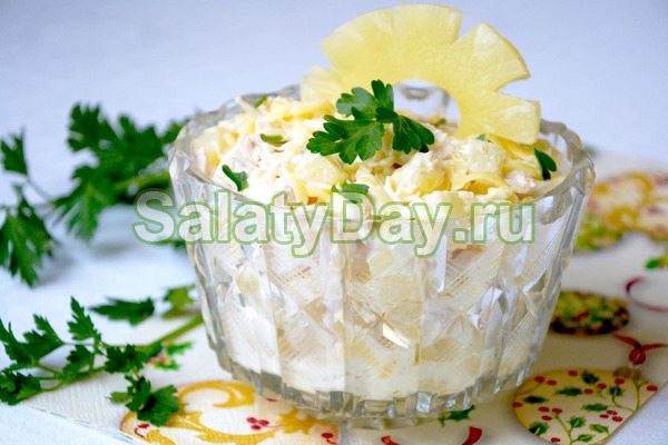 Классический салат с консервированными ананасами и курицей, с сыром