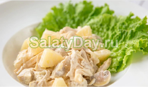 Теплый салат с консервированными ананасами и курицей, с грибами