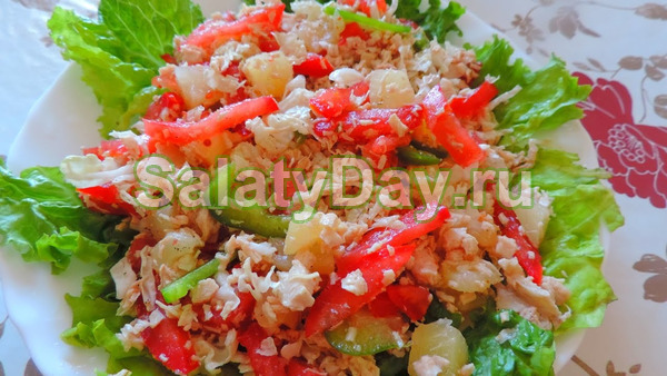Салат с консервированными ананасами и курицей копченой с помидорами
