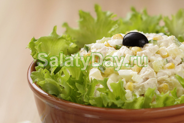 Нежный салат с консервированными ананасами и курицей, с кукурузой, свежими огурцами