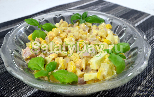 Салат с консервированными ананасами, курицей, кукурузой, сладким перцем