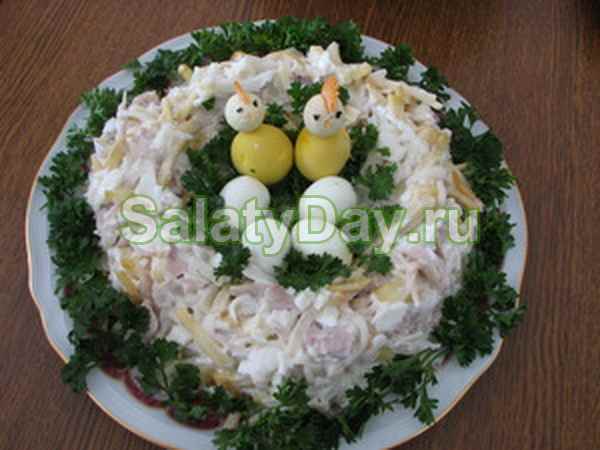 Салат «Гнездо глухаря» с чипсами