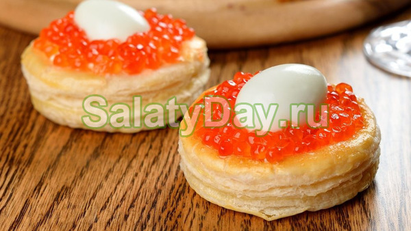 Волованы с красной икрой и перепелиными яйцами