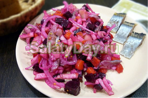 Винегрет с сельдью, капустой, фасолью, пикантной заправкой