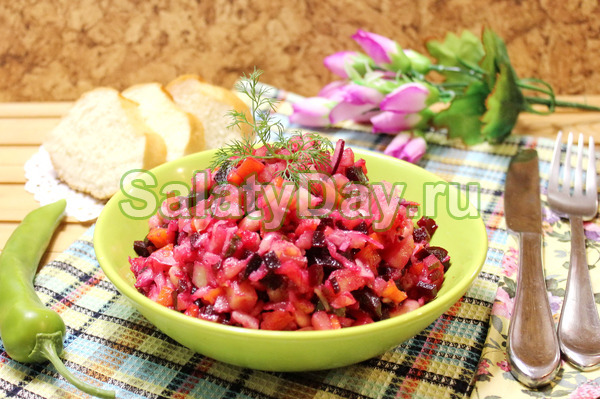 Винегрет с сельдью, квашеной капустой, моченым яблоком, белой фасолью