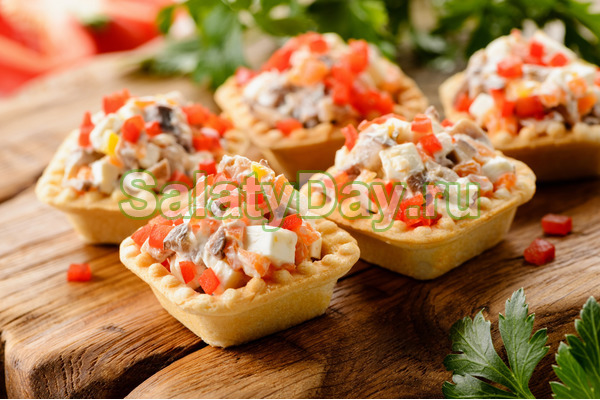 Закусочные тарталетки с копченой курицей и морковкой