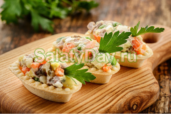 Сытные тарталетки закусочные с говядиной, чесноком и грецким орехом