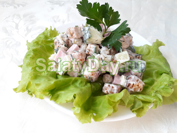 Пошаговый рецепт салата с зеленым горошком, колбасой и сухариками с фото