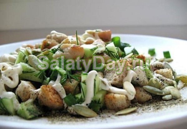 Салат с кириешками и копченой курицей