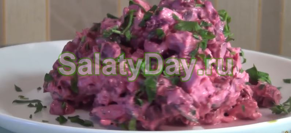 Салат с куриной грудкой и свеклой