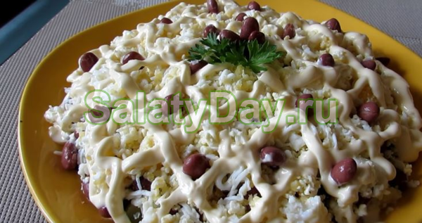 Салат с курицей и фасолью